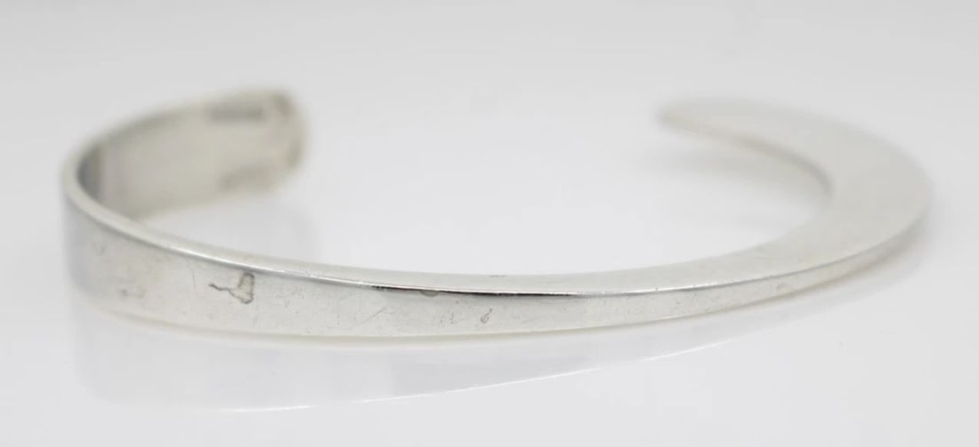 KABANA STERLING SILVER CUFF BRACELET 6.5" - 18.7 GRAMS: KABANA STERLING SILVER CUFF BRACELET 6.5" - 18.7 GRAMS Description Kabara Sterling Silver Cuff Bracelet Bracelet is in good condition. May show signs of wear and/or tear. Approximate Measurements Fits