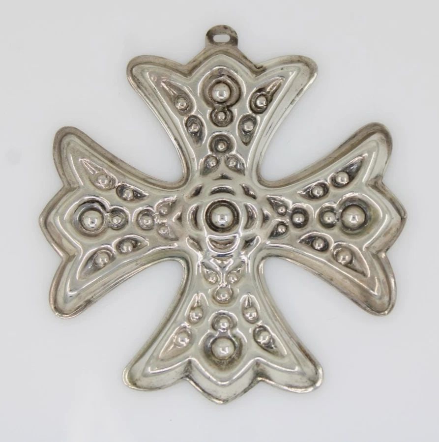 1975 REED & BARTON STERLING SILVER CHRISTMAS CROSS ORNAMENT 20.1 GRAMS: 1975 REED & BARTON STERLING SILVER CHRISTMAS CROSS ORNAMENT 20.1 GRAMS Description 1975 Reed & Barton Sterling Silver Christmas Cross Ornament Ornament is in good condition. May show signs of wear and