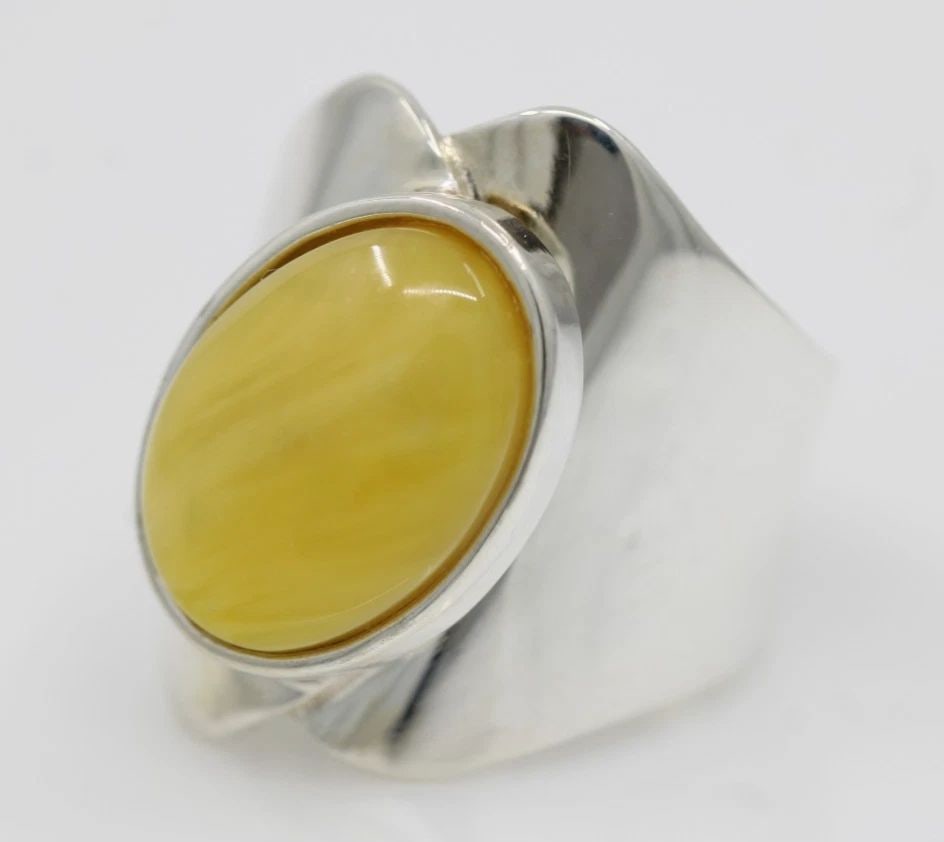 JAY KING DTR STERLING SILVER BUTTERSCOTCH AMBER RING SIZE 6 - 7.9 GRAMS: JAY KING DTR STERLING SILVER BUTTERSCOTCH AMBER RING SIZE 6 - 7.9 GRAMS Description Jay King DTR Sterling Silver Butterscotch Amber Ring Ring is in good condition. May show signs of wear and/or tear. 