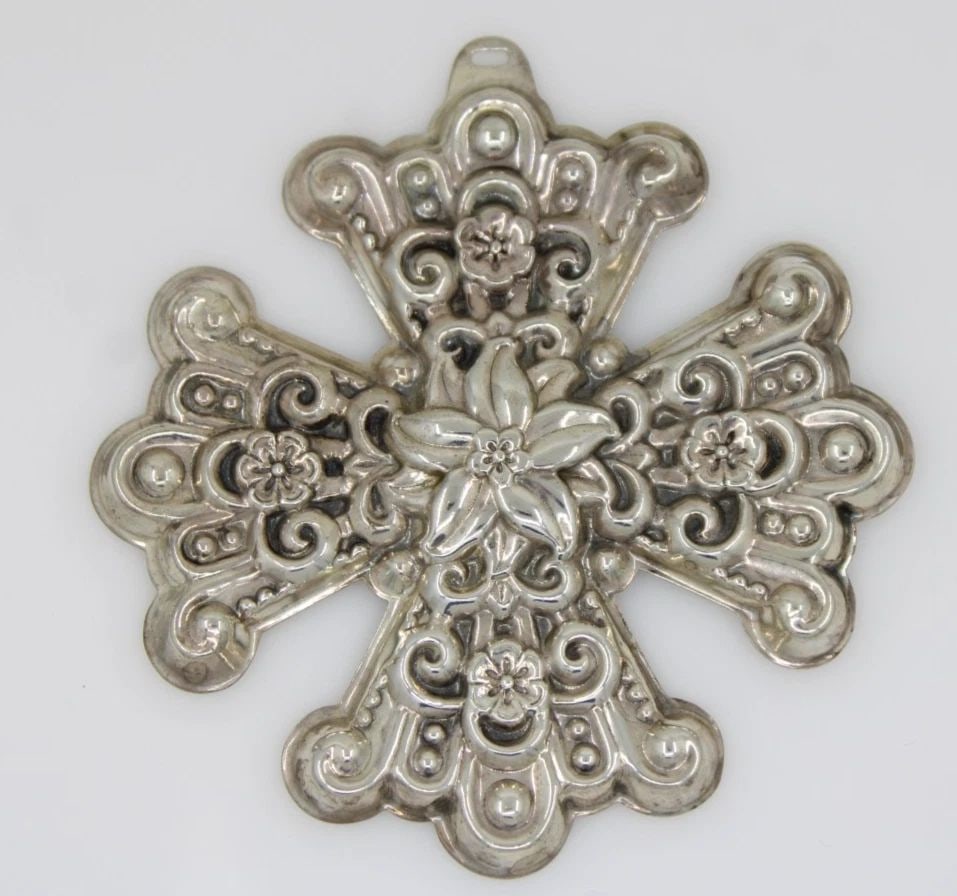 1974 REED & BARTON STERLING SILVER CHRISTMAS CROSS ORNAMENT 18.5 GRAMS: 1974 REED & BARTON STERLING SILVER CHRISTMAS CROSS ORNAMENT 18.5 GRAMS Description 1974 Reed & Barton Sterling Silver Christmas Cross Ornament Ornament is in good condition. May show signs of wear and