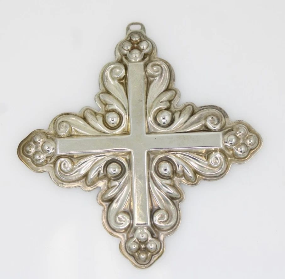 1983 REED & BARTON STERLING SILVER CHRISTMAS CROSS ORNAMENT 15.1 GRAMS: 1983 REED & BARTON STERLING SILVER CHRISTMAS CROSS ORNAMENT 15.1 GRAMS Description 1983 Reed & Barton Sterling Silver Christmas Cross Ornament Ornament is in good condition. May show signs of wear and