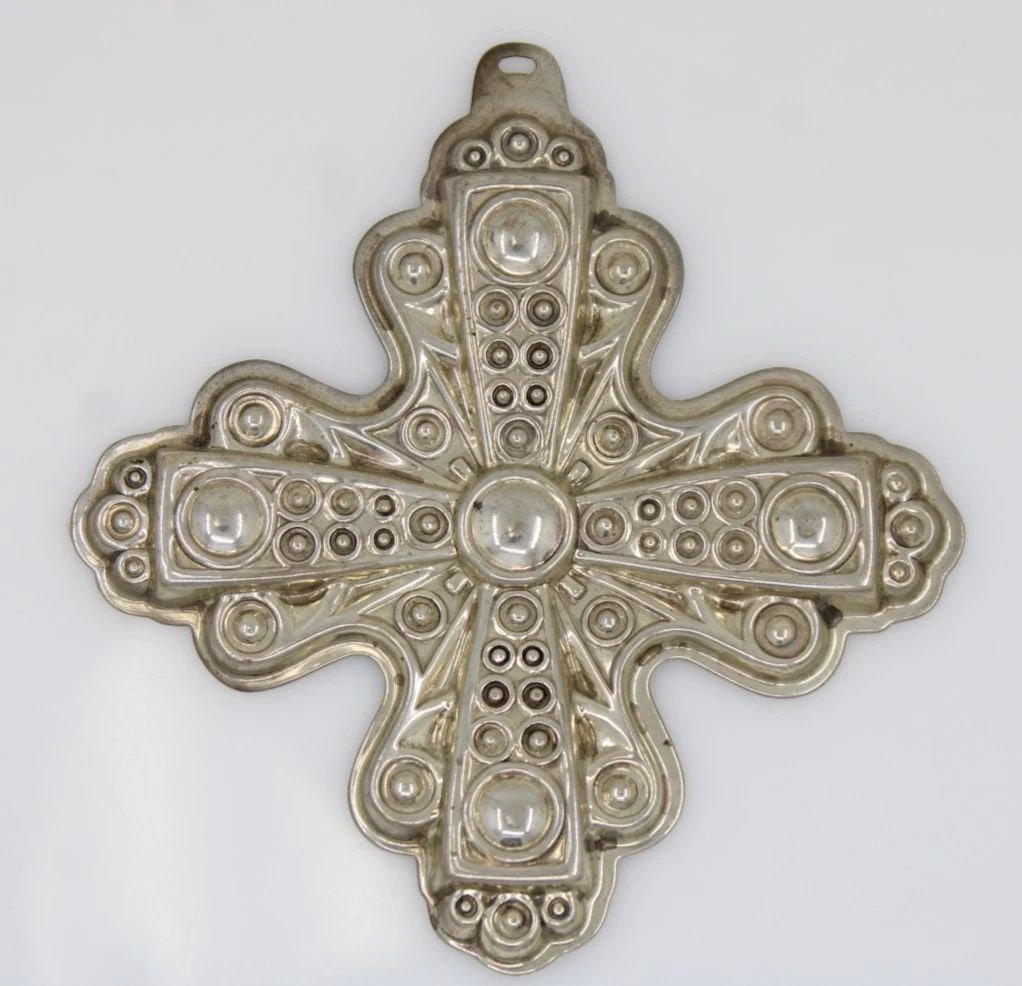 1972 REEED & BARTON STERLING SILVER CHRISTMAS CROSS ORNAMENT 17.6 GRAMS: 1972 REEED & BARTON STERLING SILVER CHRISTMAS CROSS ORNAMENT 17.6 GRAMS Description 1972 Reeed & Barton Sterling Silver Christmas Cross Ornament Ornament is in good condition. May show signs of wear a