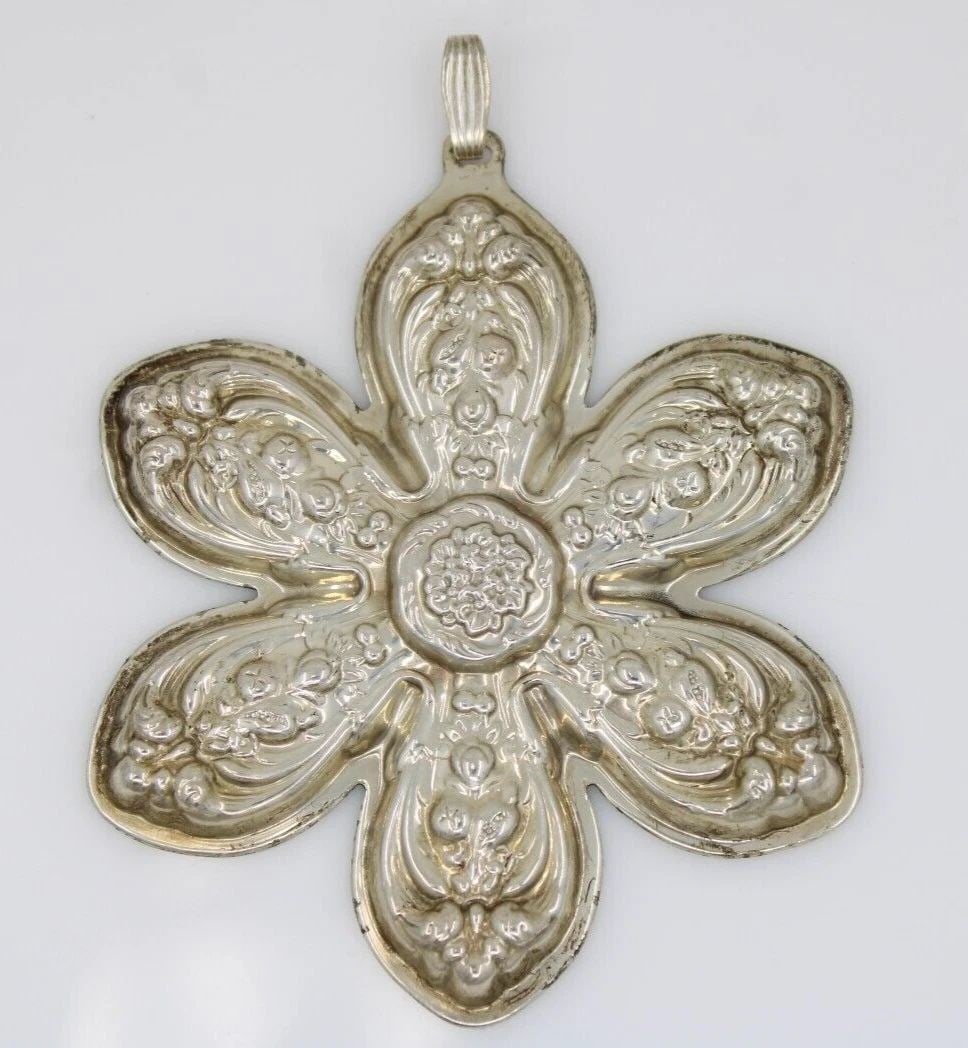 1ST EDITION REED & BARTON FRANCIS I SNOWFLAKE STERLING ORNAMENT 21.1 GRAMS (1 of 2)