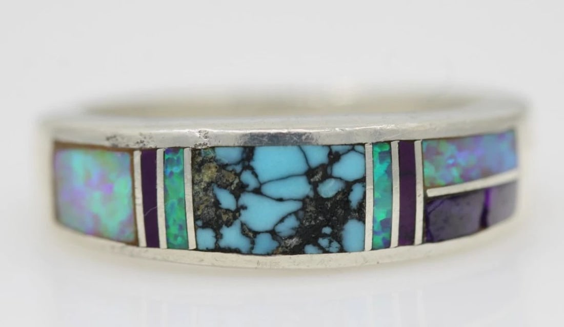 NAVAJO WAYNE ETSITTY STERLING SILVER INLAID BAND RING SIZE 8.5: NAVAJO WAYNE ETSITTY STERLING SILVER INLAID BAND RING SIZE 8.5 Description Navajo Wayne Etsitty Sterling Silver Inlaid Band Ring Ring is in good condition. May show signs of wear and/or tear. Approxim