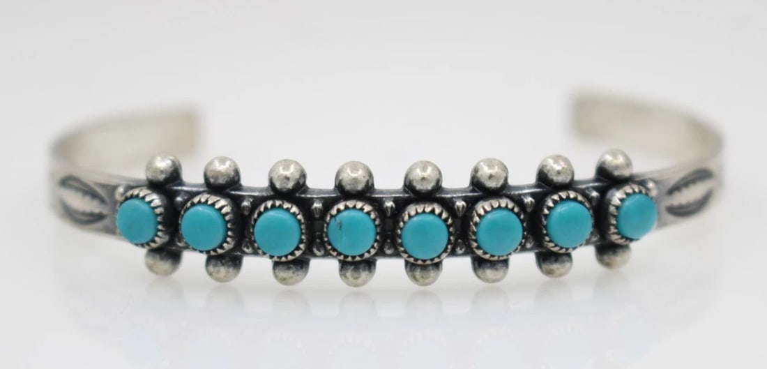 BELL TRADING POST STERLING SILVER TURQUOISE CUFF BRACELET 5.75": BELL TRADING POST STERLING SILVER TURQUOISE CUFF BRACELET 5.75" Description Bell Trading Post Sterling Silver Turquoise Cuff Bracelet Bracelet is in good condition. May show signs of wear and/or tear.
