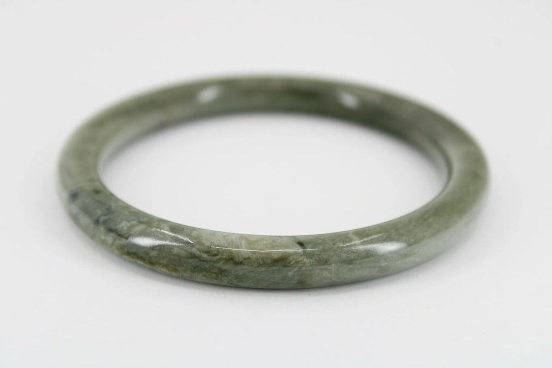 NATURAL JADEITE JADE SOLID BANGLE 60MM BRACELET, FITS UP TO 7.5 " (1 of 2)