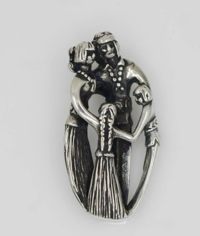 CAROLYN POLLACK RELIOS STERLING SILVER NATIVE FAMILY STORY TELLER PENDANT: CAROLYN POLLACK RELIOS STERLING SILVER NATIVE FAMILY STORY TELLER PENDANT Description Carolyn Pollack Relios Sterling Silver Native Family Story Teller Pendant Pendant is in good condition. May show s