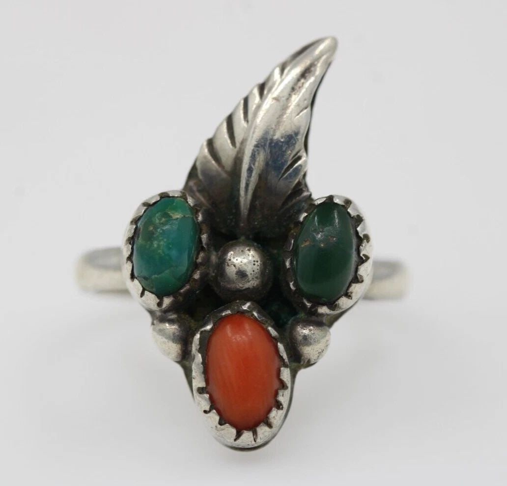 NAVAJO DELLA & PRESLEY CURLEY GREEN TURQUOISE & CORAL RING SIZE 5.5 - 4.1 GM (1 of 2)