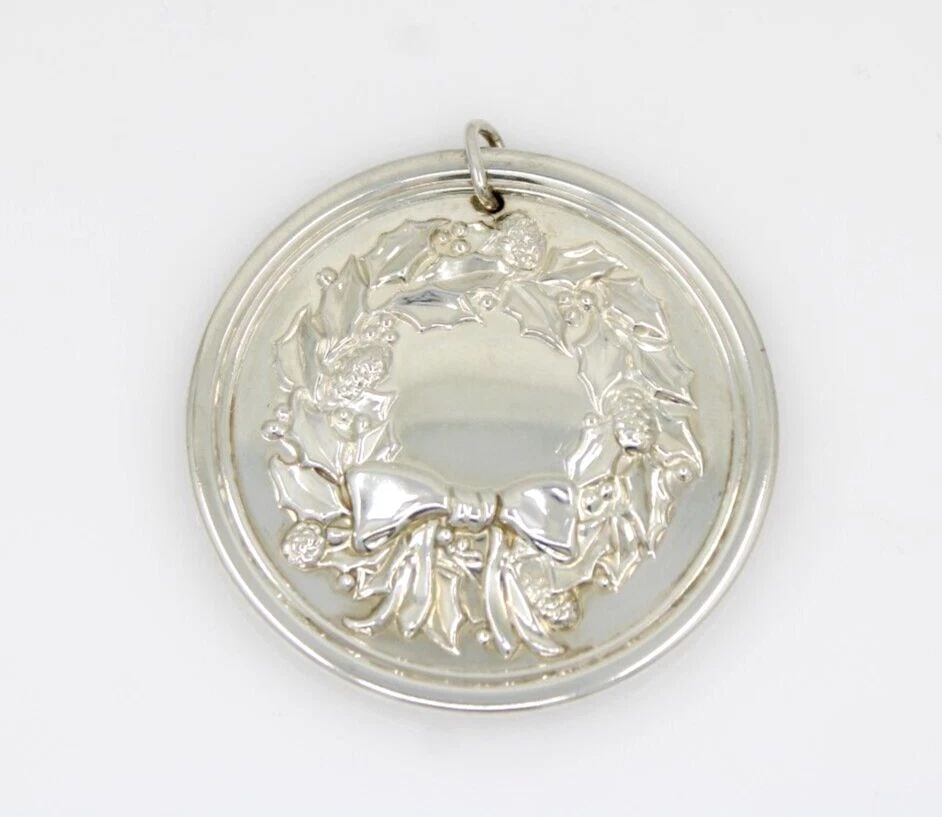 VINTAGE 1977 LUNT FLOWERS OF CHRISTMAS STERLING SILVER HOLLY WREATH ORNAMENT (1 of 2)