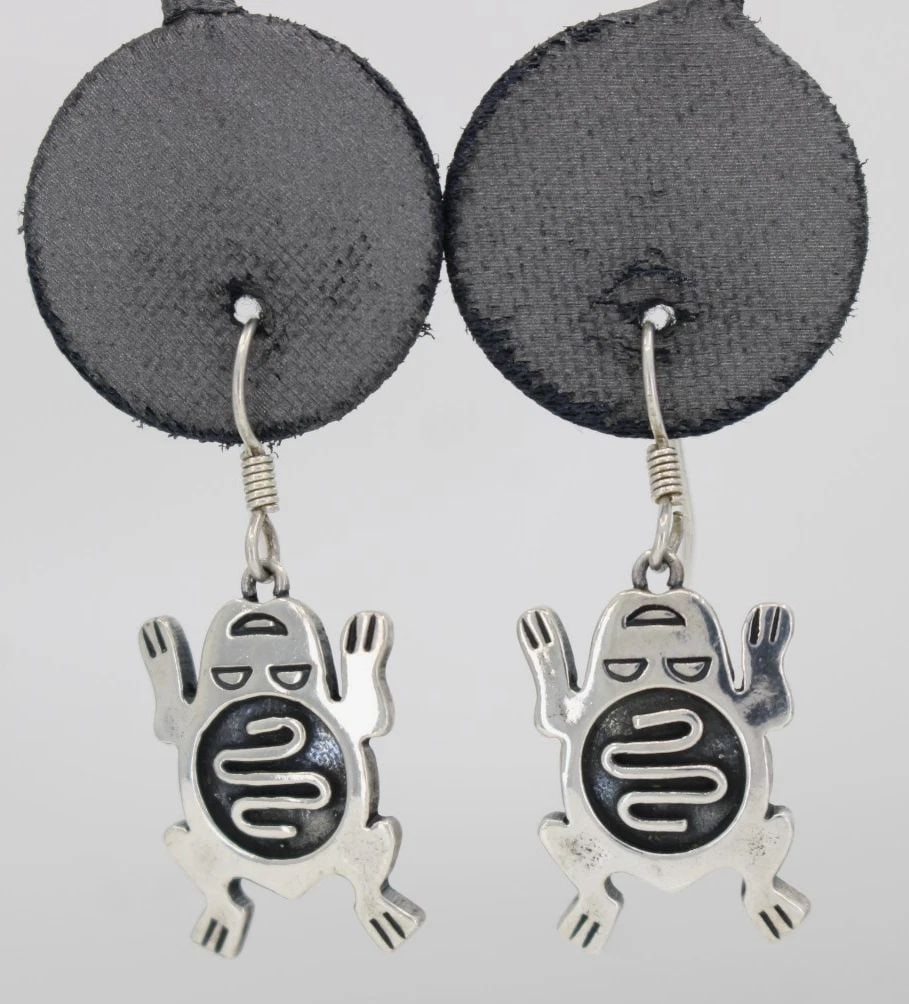 NATIVE AMERICAN SIGNED STERLING SILVER FROG DANGLE EARRINGS 6.1 GRAMS (1 of 2)