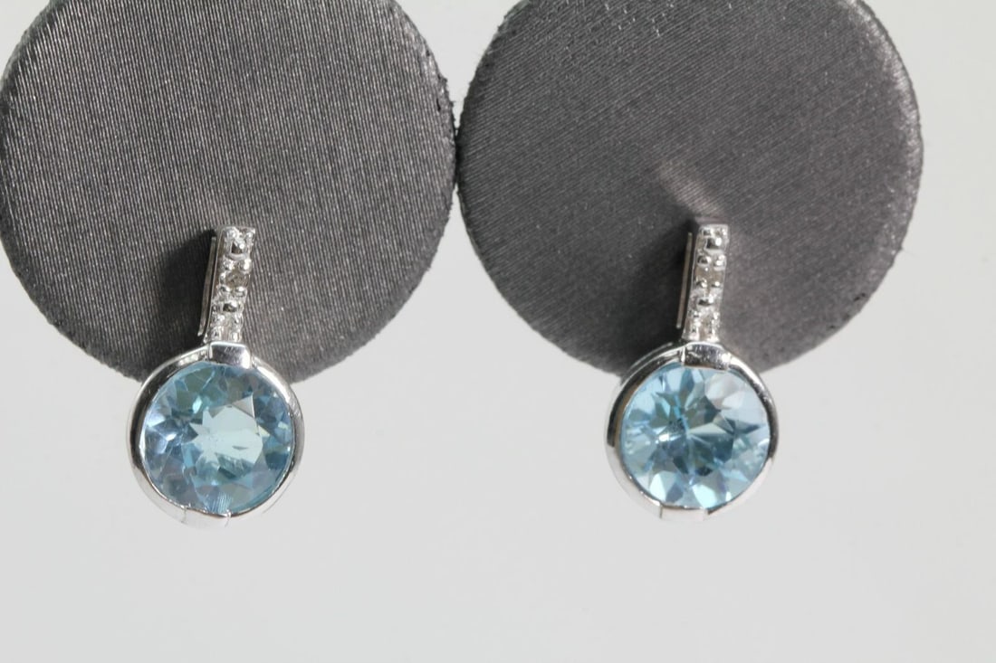 HAN THAILAND 925 LIGHT BLUE TOPAZ EARRINGS W/DIAMONDS- 3 G: HAN THAILAND 925 LIGHT BLUE TOPAZ EARRINGS W/DIAMONDS- 3 G HAN THAILAND 925 LIGHT BLUE TOPAZ EARRINGS W/DIAMONDS- 3 G Description HAN Thailand 925 Light Blue Topaz Earrings With Two Diamonds Item is i