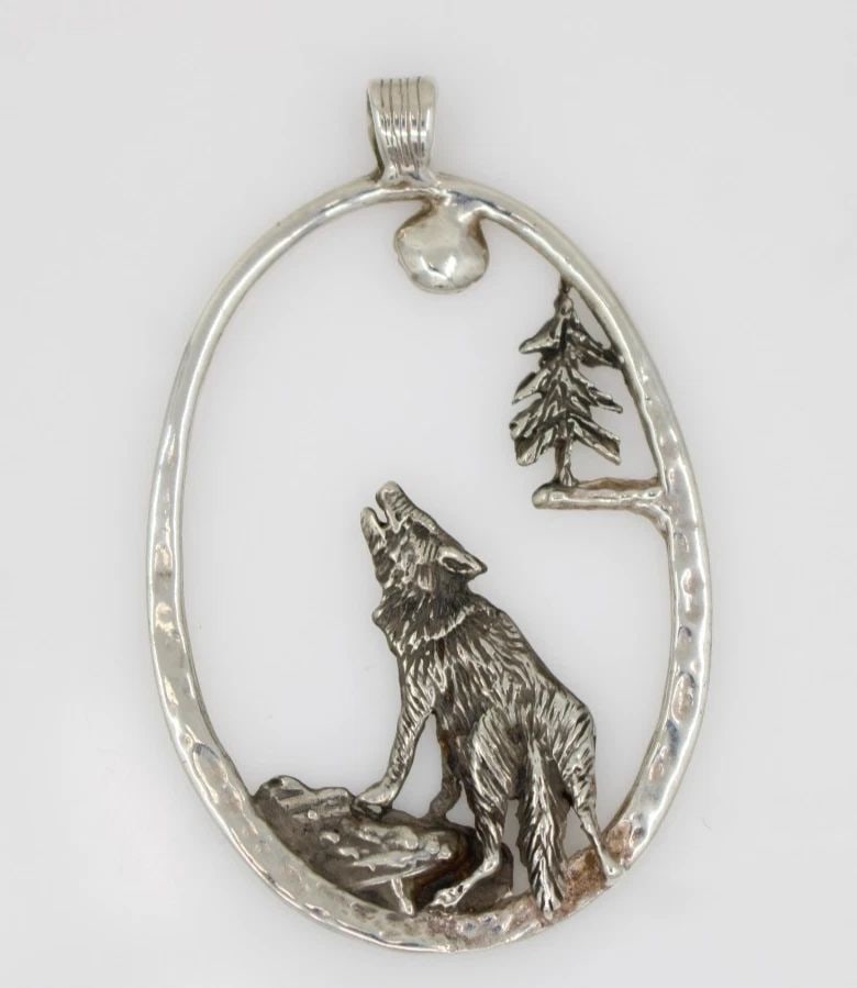 VINTAGE SIGNED 1988 STERLING SILVER HOWLING WOLF MOON PENDANT 8.5 GRAMS (1 of 2)