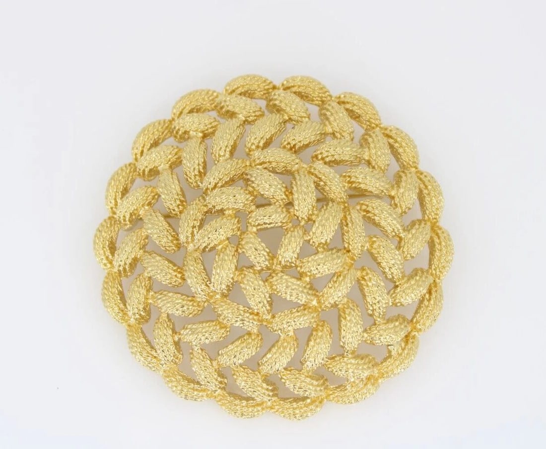 VINTAGE SIGNED MONET ROUND TEXTURED GOLD TONE BRAIDED BROOCH PIN: VINTAGE SIGNED MONET ROUND TEXTURED GOLD TONE BRAIDED BROOCH PIN VINTAGE SIGNED MONET ROUND TEXTURED GOLD TONE BRAIDED BROOCH PIN Description Vintage Signed Monet Round Textured Gold Tone Braided Broo