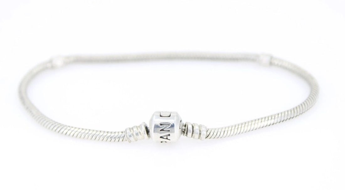 AUTHENTIC PANDORA MOMENTS SNAKE BRACELET 925 SZ 8" / 20.3CM: AUTHENTIC PANDORA MOMENTS SNAKE BRACELET 925 SZ 8" / 20.3CM Description Authentic Pandora MOMENTS Snake Bracelet 925 SZ 8" / 20.3cm Item is in great condition. May show signs of wear and/or tear. Item
