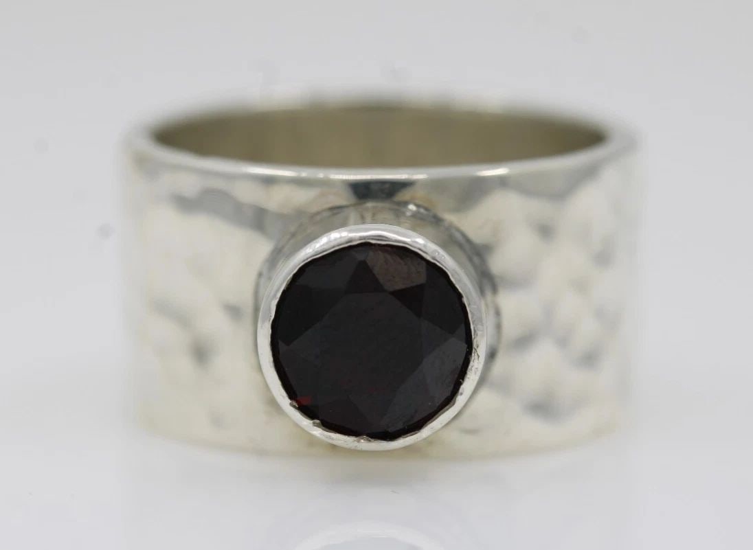 STERLING SILVER GARNET HAMMERED BAND RING SIZE 7.5 - 11.2 GRAMS (1 of 2)