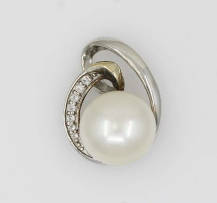 DESIGNER RL STERLING SILVER &14K YELLOW GOLD DIAMOND & PEARL PENDANT 3 GRAMS: DESIGNER RL STERLING SILVER &14K YELLOW GOLD DIAMOND & PEARL PENDANT 3 GRAMS Description Designer RL Sterling Silver &14K Yellow Gold Diamond & Pearl Pendant Pendant is in good condition. May show sig