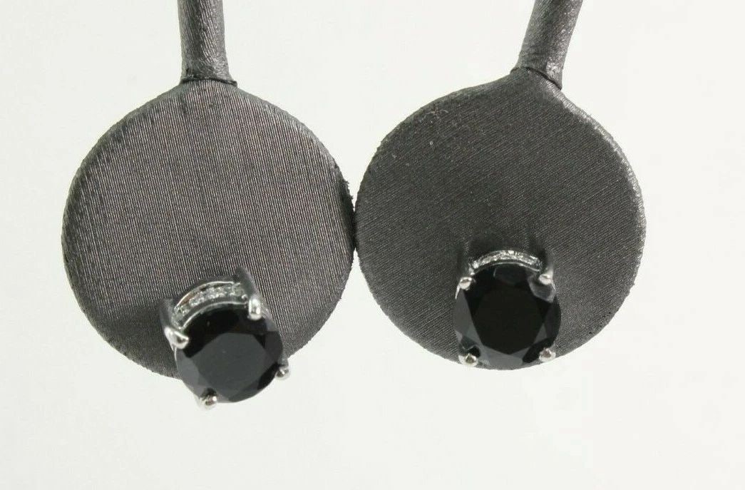 6 TCW BLACK ONYX STONES IN STERLING SILVER ACCENT EARRINGS: 6 TCW BLACK ONYX STONES IN STERLING SILVER ACCENT EARRINGS Description Black Onyx Studs in Sterling Silver w/Cubic Zirconia Earrings Item is in great condition. May show signs of wear and/or tarnish. 