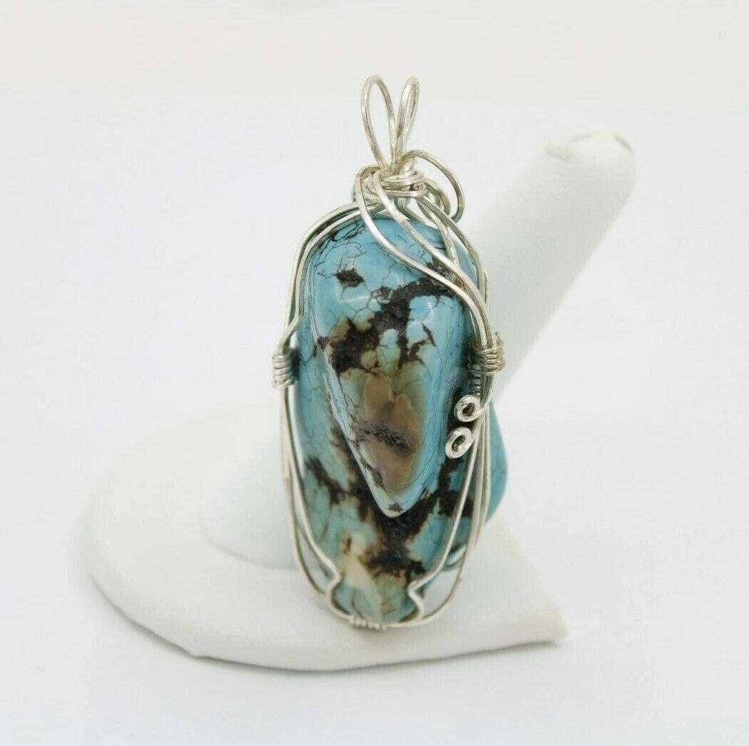ARTISAN SILVER PLATED WIRED LARGE NATURAL TURQUOISE PENDANT: ARTISAN SILVER PLATED WIRED LARGE NATURAL TURQUOISE PENDANT Description Artisan Silver Plated Wired Large Natural Turquoise Pendant Item is in great condition. May show signs of wear and/or tear. MEAS
