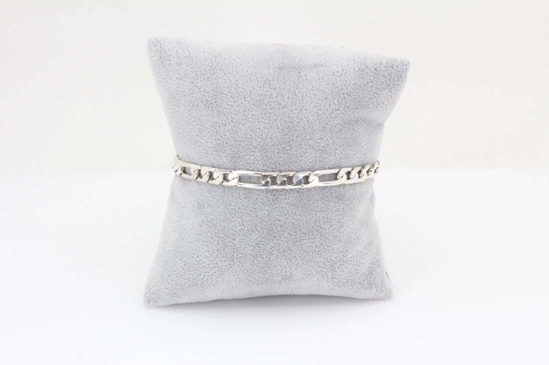 STERLING SILVER ITALY 6MM FIGARO LINK 8" BRACELET - 12.9 GRAMS: STERLING SILVER ITALY 6MM FIGARO LINK 8" BRACELET - 12.9 GRAMS Description Sterling Silver 6mm Figaro 8" Bracelet - 12.9 Grams Item is in great condition. May show signs of wear. MEASUREMENTS Length 8