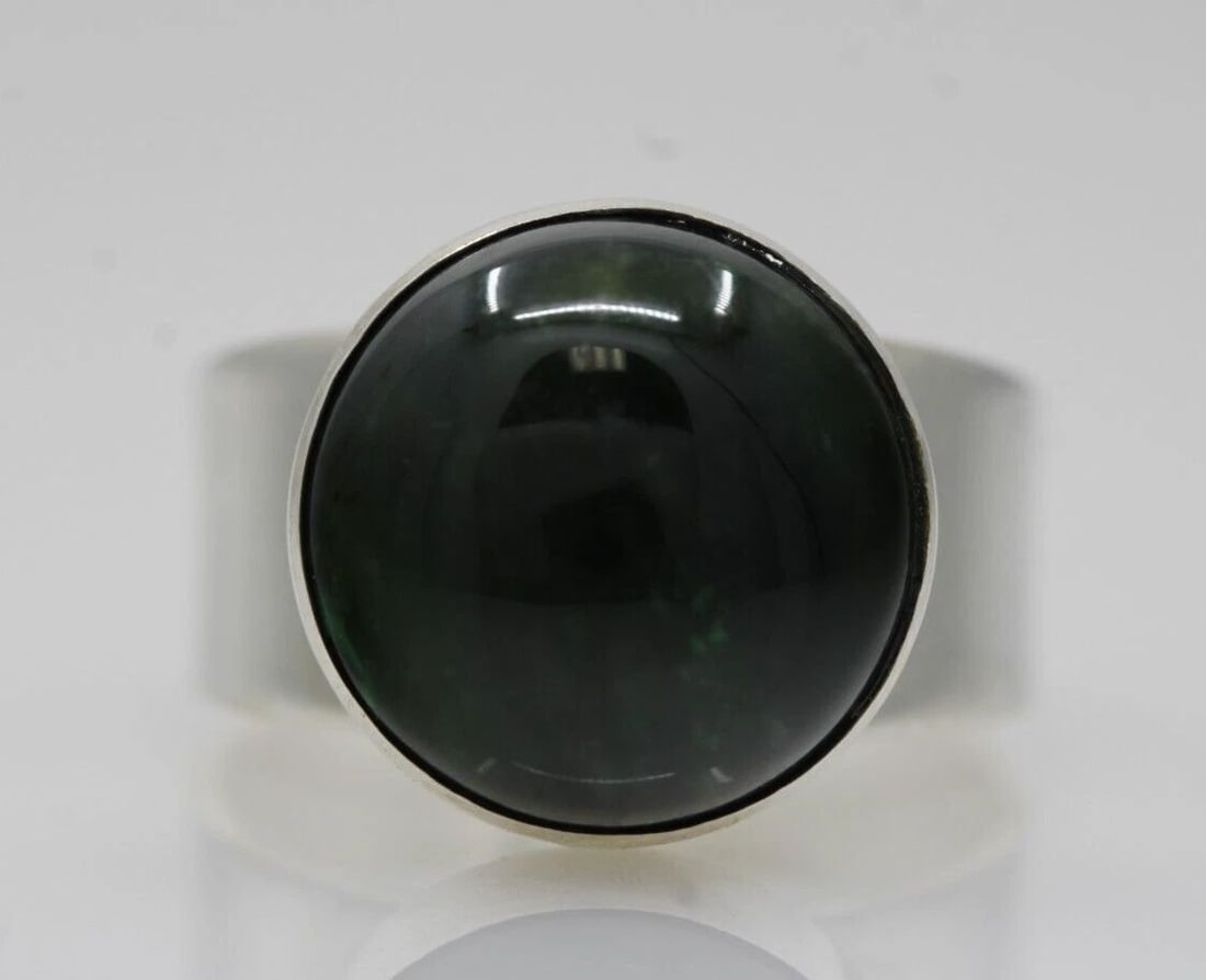 JAY KING STERLING SILVER GREEN GEMSTONE RING SIZE 8 - 7.3 GRAMS: JAY KING STERLING SILVER GREEN GEMSTONE RING SIZE 8 - 7.3 GRAMS Description Jay King Sterling Silver Green Gemstone Ring Ring is in great condition. May show signs of wear and/or tear. Approximate Mea