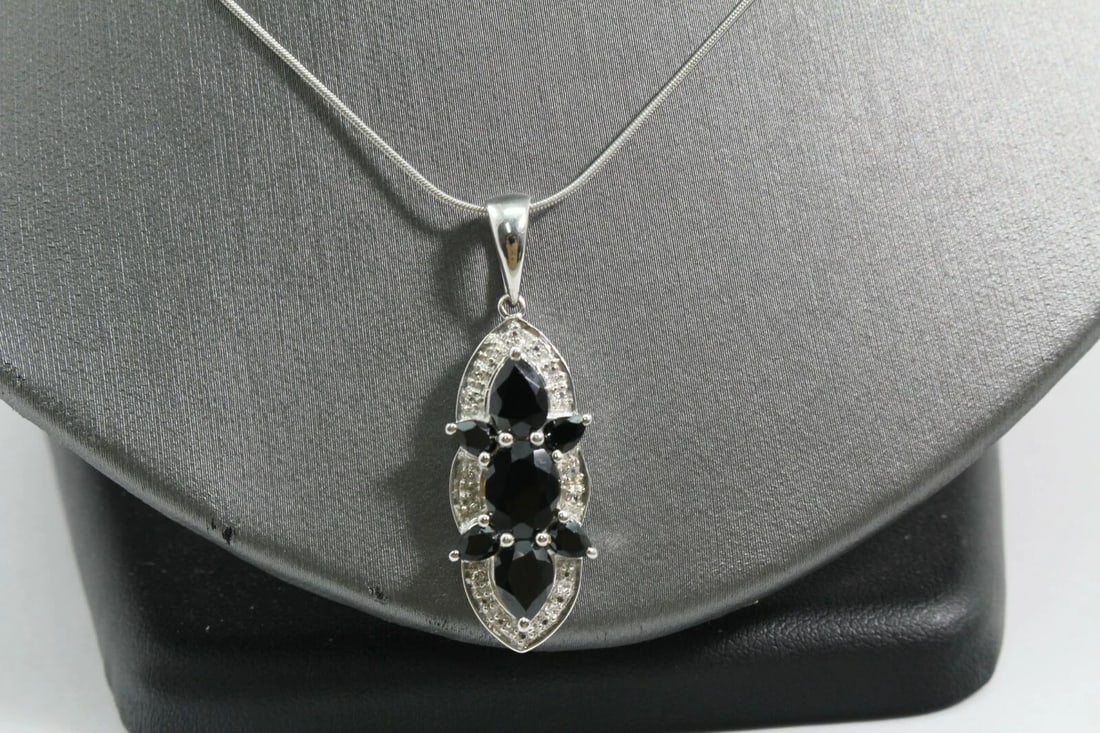 SGL BLACK SPINEL GEMSTONE PENDANT W/ STERLING SILVER 18" SNAKE CHAIN ~ 5.9G: SGL BLACK SPINEL GEMSTONE PENDANT W/ STERLING SILVER 18" SNAKE CHAIN ~ 5.9G Description SGL Black Spinel Gemstone Pendant w/ Sterling Silver Snake Chain Vintage style necklace in great condition. May 
