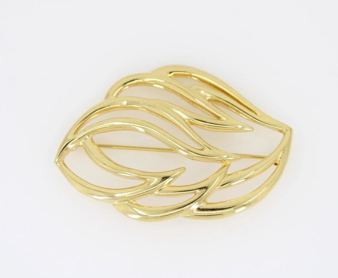 VINTAGE MONET WAVY LEAF PATTERN THEME SMOOTH GOLD TONE BROOCH PIN SIGNED: VINTAGE MONET WAVY LEAF PATTERN THEME SMOOTH GOLD TONE BROOCH PIN SIGNED Description Vintage Monet Wavy Leaf Pattern Theme Smooth Gold Tone Brooch Pin Signed Designers item is in great condition. May 