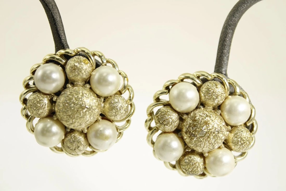 VINTAGE SIGNED CORO EARRINGS CLIP ON GOLD TONE & FAUX PEARL 30MM 29 GRAMS FS!! (1 of 2)