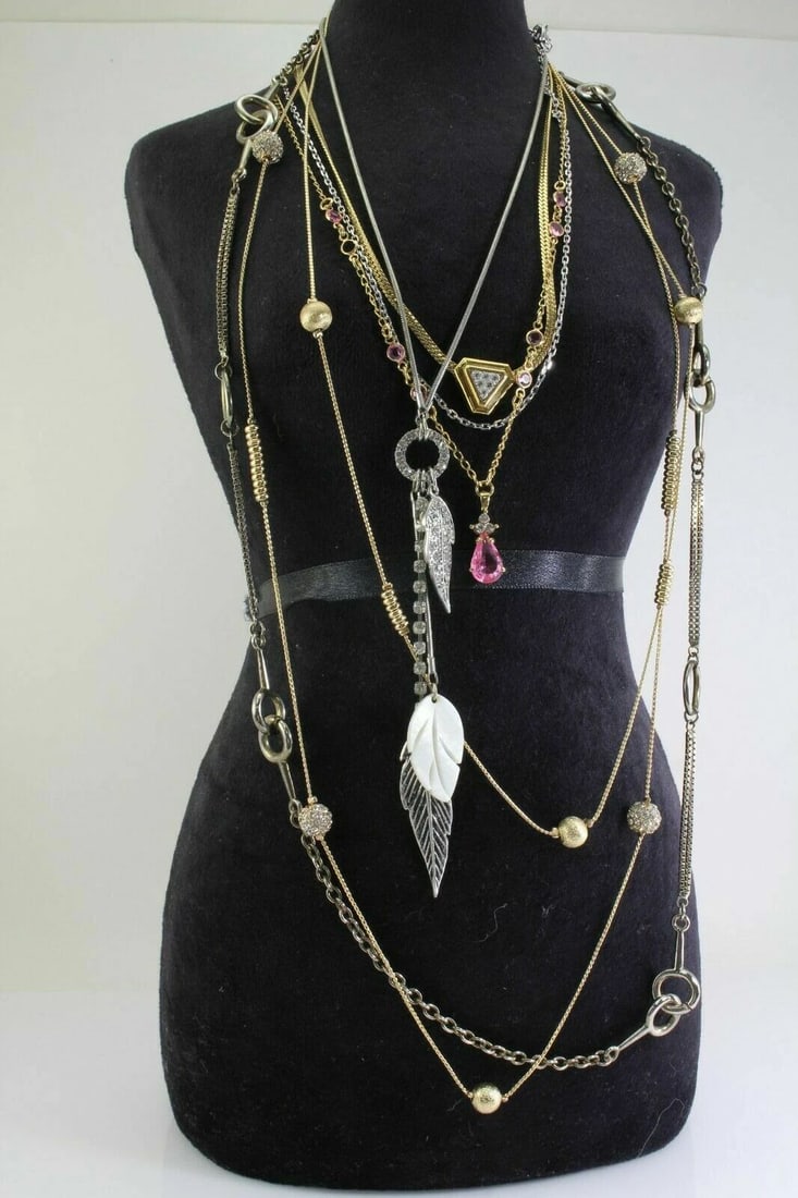 LOT OF 6 NECKLACES: 2 GOLD TONE AVON, GOLD/SILVER TONE GUESS, SWAROUSKI,& ALFANI: LOT OF 6 NECKLACES: 2 GOLD TONE AVON, GOLD/SILVER TONE GUESS, SWAROUSKI,& ALFANI Description LOT OF 6 NECKLACES: 2 GOLD TONE AVON, GOLD/SILVER TONE GUESS, SWAROUSKI, & ALFANI Item is in good condition