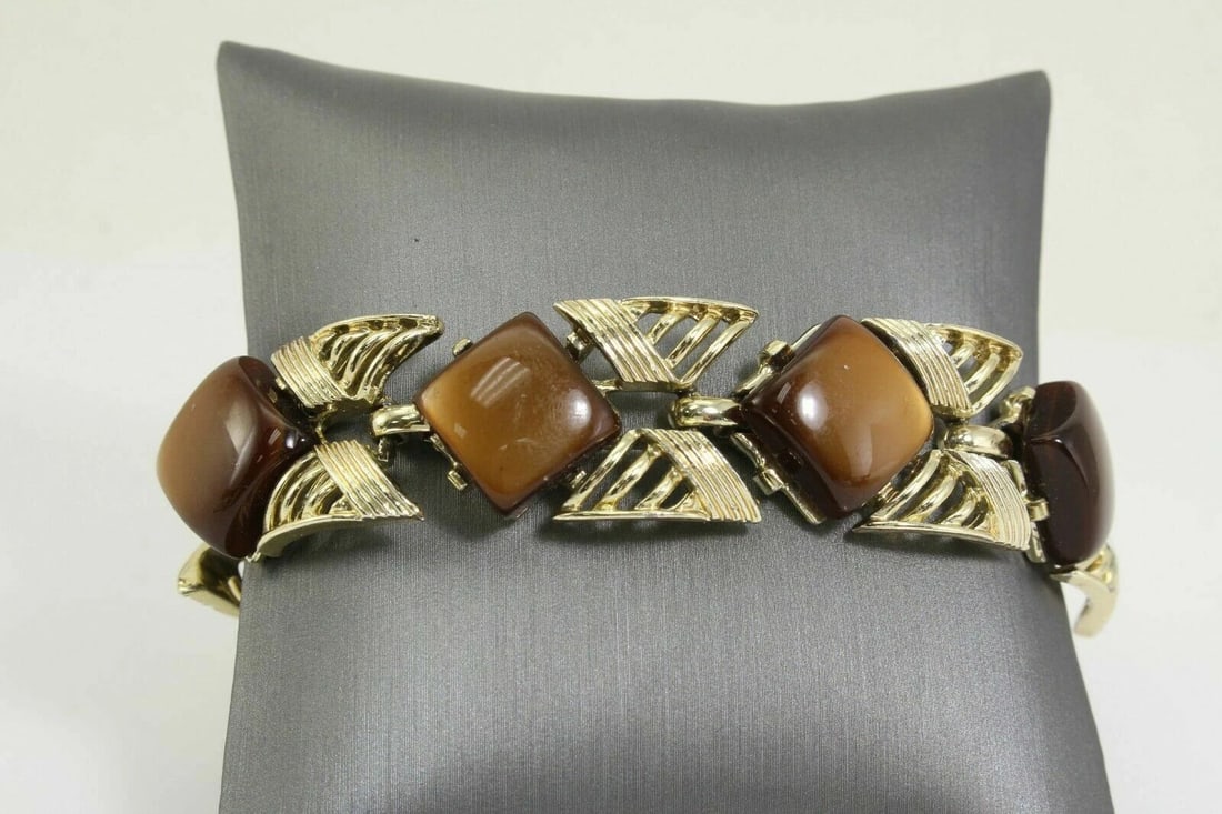 VINTAGE CORO GOLD TONE CHOCOLATE BROWN AMBER LUCITE 7" BRACELET: VINTAGE CORO GOLD TONE CHOCOLATE BROWN AMBER LUCITE 7" BRACELET Description VINTAGE CORO GOLD TONE CHOCOLATE BROWN AMBER LUCITE 7" BRACELET Item is in good condition. May show signs of wear and/or tar