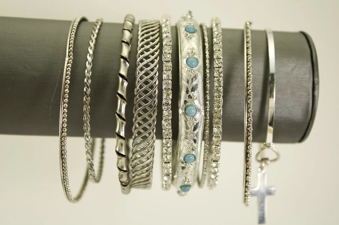 LOT OF 10 VINTAGE COSTUME BANGLE BRACELETS ASSORTED STYLES FREE SHIPPING!! (1 of 2)