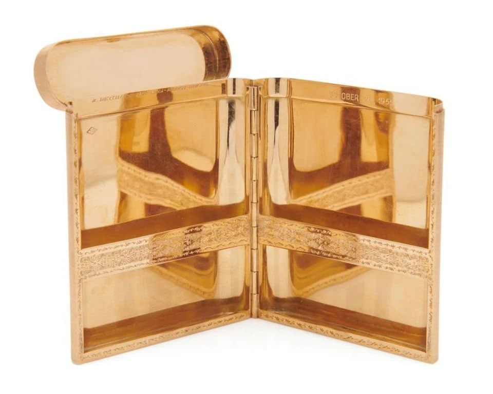 BUCCELLATI VINTAGE 127.10 GRAMS 18K YELLOW GOLD CIGARETTE BOX: BUCCELLATI VINTAGE 127.10 GRAMS 18K YELLOW GOLD CIGARETTE BOX Title: Buccellati 18 Karat Yellow Gold Box Metal: 18 Karat Yellow Gold Dimension: 3 1/8 x 2 5/8" Weight: 127.1 Grams Condition: Vintage An