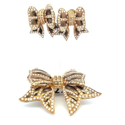 9.00 CARAT ROUND BRILLIANT G VS DIAMOND 18K YG CLIP ON EARRINGS AND PIN BROOCH: PRODUCT DESCRIPTION Title: 9.00 Carat Round Brilliant G VS Diamond 18 Karat Yellow Gold Clip On Earrings Style: Clip On Metal: 18 Karat Yellow Gold Gemstone 1: 9 Carat Diamond Number of Stones: 227 Co