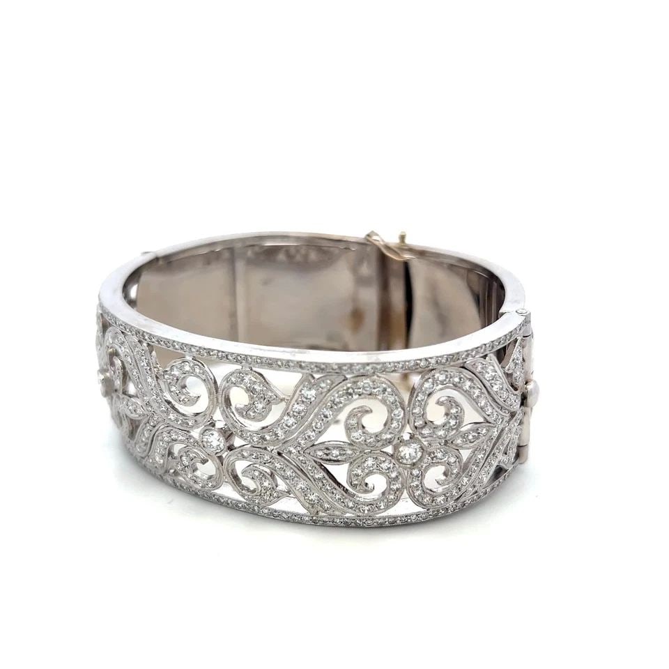 ESTATE 18K WHITE GOLD BANGLE BRACELET WITH 5 CARAT ROUND DIAMONDS: ESTATE 18K WHITE GOLD BANGLE BRACELET WITH 5 CARAT ROUND DIAMONDS ESTATE 18K WHITE GOLD BANGLE BRACELET WITH 5 CARAT ROUND DIAMONDS PRODUCT DESCRIPTION Video: Video Link Detailed Description: Vintage 