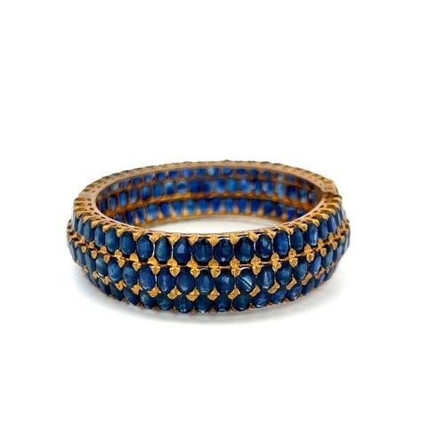 VINTAGE 18K YELLOW GOLD BANGLE BRACELET WITH 75 CARAT OVAL SAPPHIRES SIZE 7: VINTAGE 18K YELLOW GOLD BANGLE BRACELET WITH 75 CARAT OVAL SAPPHIRES SIZE 7 Video: Video Link Detailed Description: Elevate your style with this vintage 18K yellow gold bangle, featuring a striking co
