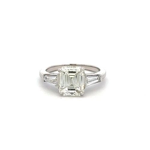 2.40CT EMERALD CUT K SI1 DIAMOND PLATINUM VINTAGE ENGAGEMENT RING: 2.40CT EMERALD CUT K SI1 DIAMOND PLATINUM VINTAGE ENGAGEMENT RING Title: This elegant vintage engagement ring features a striking 2.10 carat emerald cut diamond, graded K color and SI1 clarity, and ce