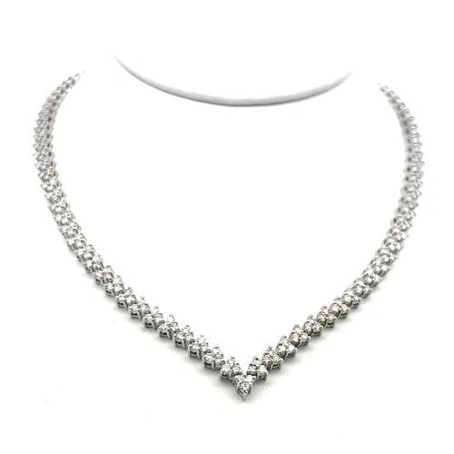 18K WHITE GOLD DIAMOND LINK NECKLACE WITH 8 CARAT ROUND H-SI DIAMONDS: 18K WHITE GOLD DIAMOND LINK NECKLACE WITH 8 CARAT ROUND H-SI DIAMONDS Detailed Description: Elevate your elegance with this luxurious necklace crafted from 18K white gold. Adorned with 273 round brill