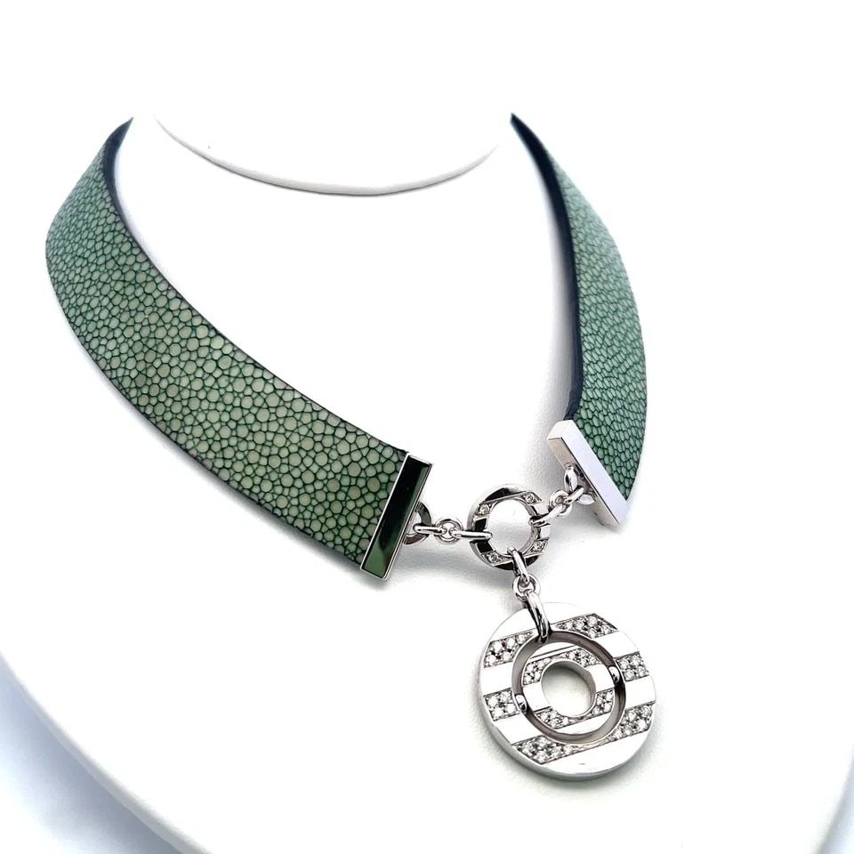 BVLGARI 1.00 CARAT ROUND BRILLIANT DIAMOND 18 KARAT WHITE GOLD COLLAR NECKLACE: BVLGARI 1.00 CARAT ROUND BRILLIANT DIAMOND 18 KARAT WHITE GOLD COLLAR NECKLACE PRODUCT DESCRIPTION Designer: BVLGARI Title: Bvlgari 1.00 Carat Round Brilliant F VS Diamond 18 Karat White Gold Collar N