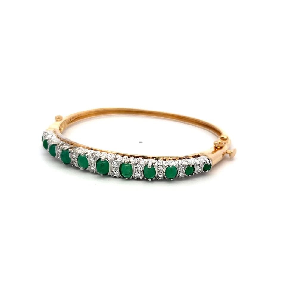 EMERALD DIAMOND BANGLE BRACELET 14K TWO TONE GOLD VINTAGE ESTATE JEWELRY: EMERALD DIAMOND BANGLE BRACELET 14K TWO TONE GOLD VINTAGE ESTATE JEWELRY Title: This elegant vintage bangle bracelet is crafted in solid 14 karat two tone gold and features a refined combination of vi