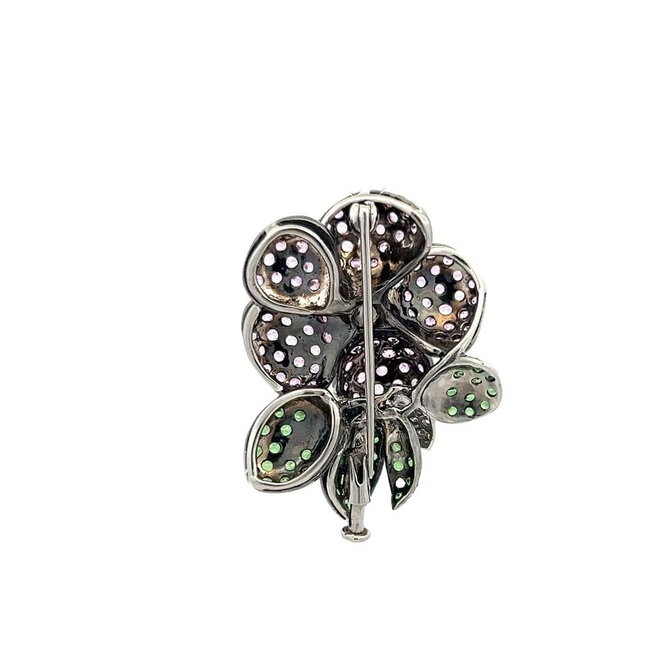 3.80 CARAT SAPPHIRE 1.25 CARAT TSAVORITE 0.50 CARAT DIAMOND 18K WG PIN BROOCH: 3.80 CARAT SAPPHIRE 1.25 CARAT TSAVORITE 0.50 CARAT DIAMOND 18K WG PIN BROOCH Title: 3.80 Carat Round Brilliant Sapphire 1.25 Carat Round Brilliant 0.50 Carat Round Brilliant H VS Diamond 18 Karat Whi