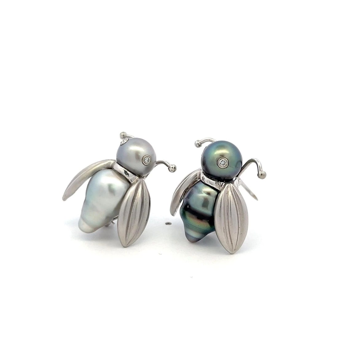 DAZZLING 18K WHITE GOLD PEARL INSECT PIN BROOCH WITH 0.04 CARAT H-VS DIAMONDS: DAZZLING 18K WHITE GOLD PEARL INSECT PIN BROOCH WITH 0.04 CARAT H-VS DIAMONDS Detailed Description: Elevate your style with these stunning insect pins crafted from 18K white gold. Featuring a mix of S