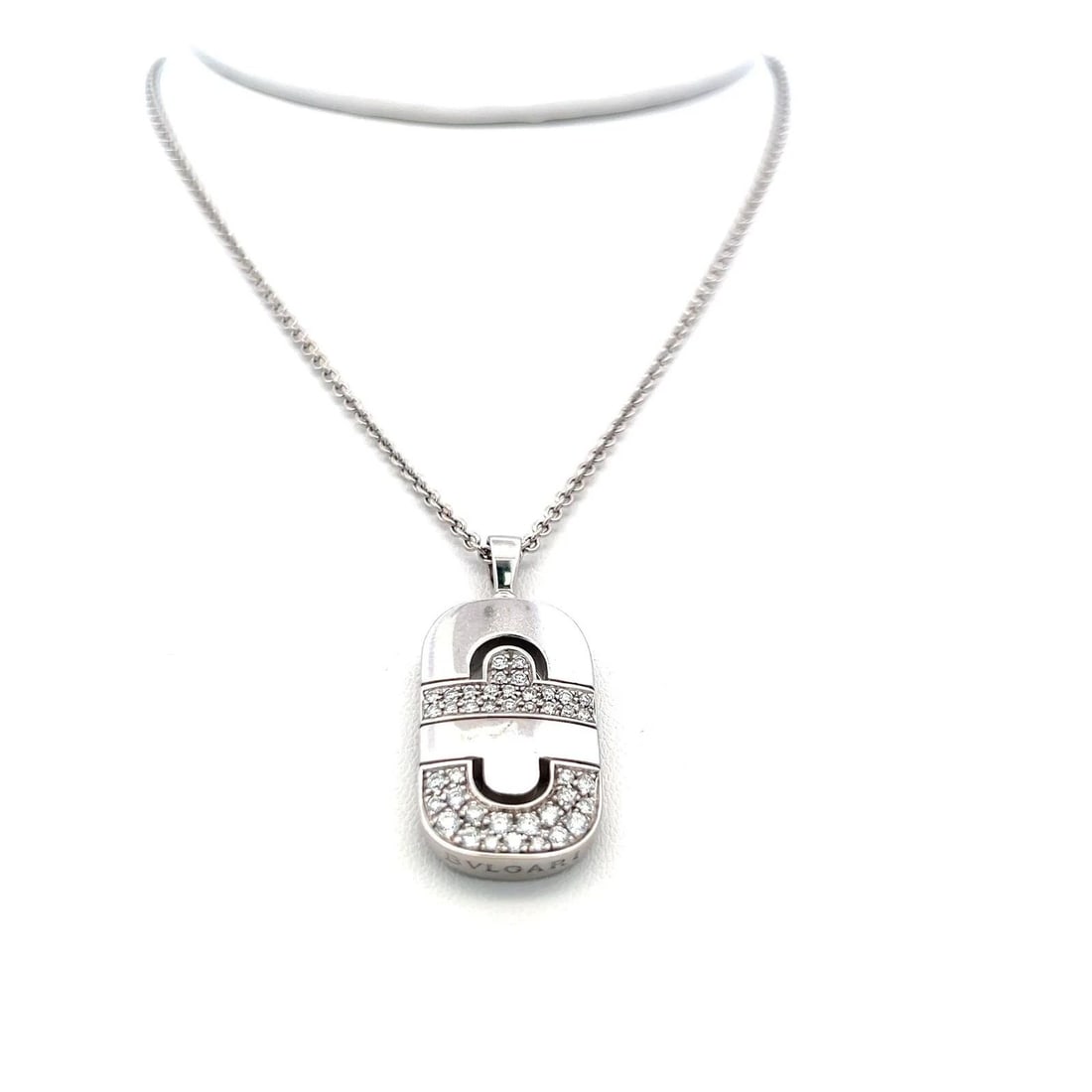 BVLGARI 0.50 CARAT ROUND BRILLIANT DIAMOND 18 KARAT WHITE GOLD PENDANT NECKLACE: PRODUCT DESCRIPTION Designer: BVLGARI Title: Bvlgari 0.50 Carat Round Brilliant F VS Diamond 18 Karat White Gold Pendant Necklace Style: Pendant Metal: 18 Karat White Gold Gemstone 1: 0.5 Carat Diamon