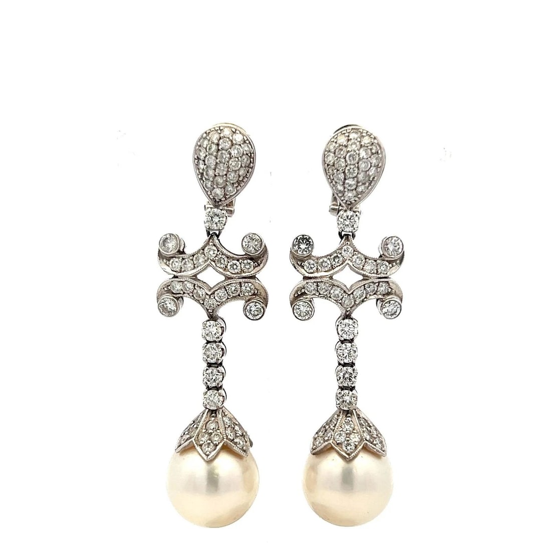 VINTAGE 18K WG DROP EARRINGS WITH 3 CARAT ROUND H-SI DIAMONDS & 12 MM PEARL: VINTAGE 18K WG DROP EARRINGS WITH 3 CARAT ROUND H-SI DIAMONDS & 12 MM PEARL Video: Video Link Detailed Description: Vintage 18K White Gold Pearl & Diamond Drop Earrings, 3 Carat, H SI DESCRIPTION: Ele