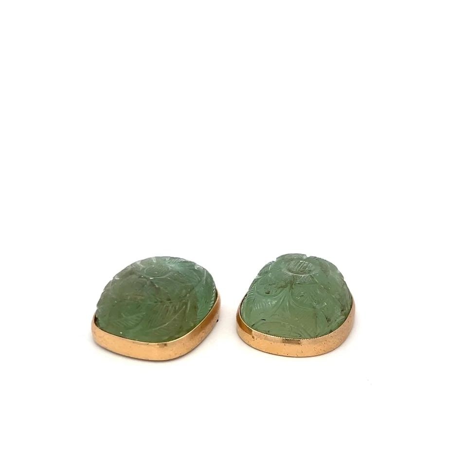 VINTAGE 14 KARAT YELLOW GOLD PIN BROOCH WITH 20X23 MM CARVED EMERALD: VINTAGE 14 KARAT YELLOW GOLD PIN BROOCH WITH 20X23 MM CARVED EMERALD Detailed Description: Embrace a touch of timeless elegance with this vintage pin brooch featuring intricately carved emerald gemsto