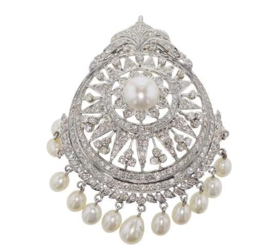 3.15 CARAT ROUND BRILLIANT DIAMOND AND PEARL SILVER PENDANT: 3.15 CARAT ROUND BRILLIANT DIAMOND AND PEARL SILVER PENDANT 3.15 Carat Round Brilliant Diamond and Pearl Silver Pendant Details Main Stone Diamond Metal Silver Metal purity Unknown Style Pendant Mater