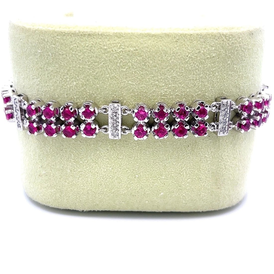 8.40 CARAT SAPPHIRE 0.84 CARAT ROUND DIAMOND 14 KARAT WHITE GOLD TENNIS BRACELET (1 of 1)