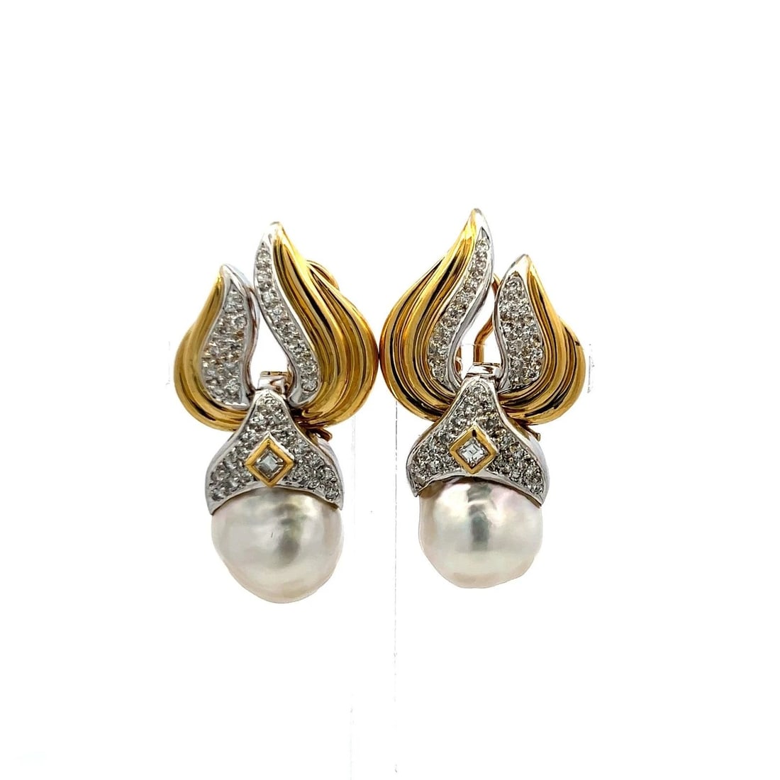 11.7–13.5MM PEARL 1.04CT H SI-VS DIAMOND 18K YELLOW GOLD CLIP-ON EARRINGS: 11.7–13.5MM PEARL 1.04CT H SI-VS DIAMOND 18K YELLOW GOLD CLIP-ON EARRINGS Title: A spectacular pair of vintage 18K yellow gold clip-on earrings showcasing elegant design and exceptional craftsmanshi