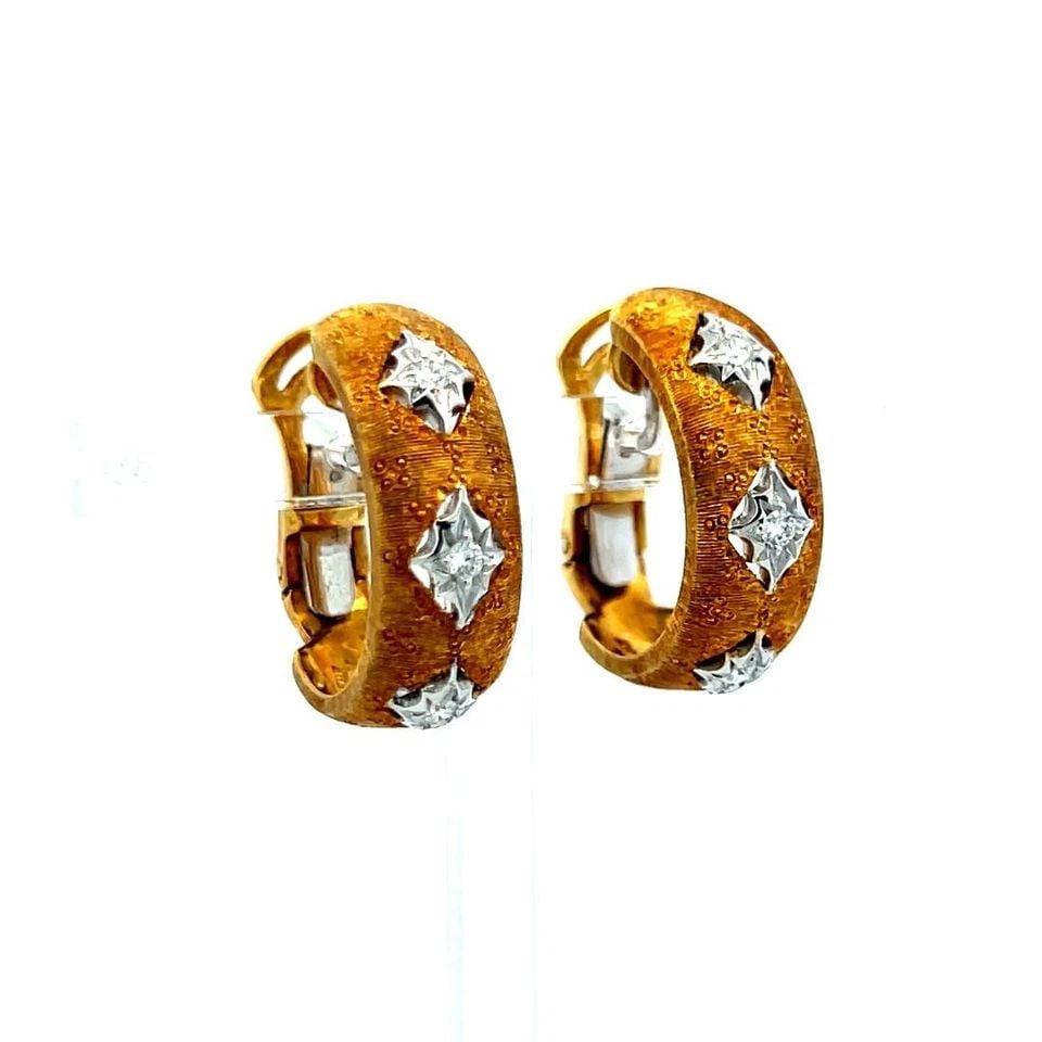0.18 CARAT H VS DIAMOND 18K YELLOW GOLD VINTAGE TEXTURED C-HOOP EARRINGS: 0.18 CARAT H VS DIAMOND 18K YELLOW GOLD VINTAGE TEXTURED C-HOOP EARRINGS Title: These elegant vintage and estate C-hoop earrings are crafted in rich 18 karat yellow gold and adorned with six sparkling