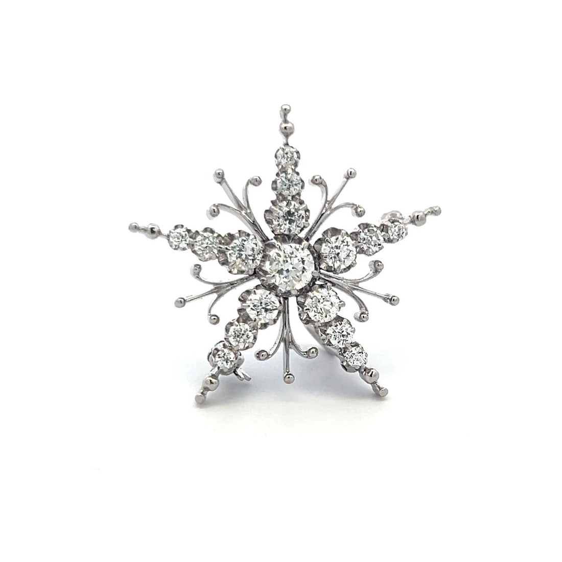 VINTAGE 1.50 CARAT H SI DIAMOND STARBURST PIN BROOCH IN 18K WHITE GOLD: VINTAGE 1.50 CARAT H SI DIAMOND STARBURST PIN BROOCH IN 18K WHITE GOLD Detail Description: This elegant vintage pin brooch is beautifully crafted in luxurious 18 karat white gold and showcases a strik