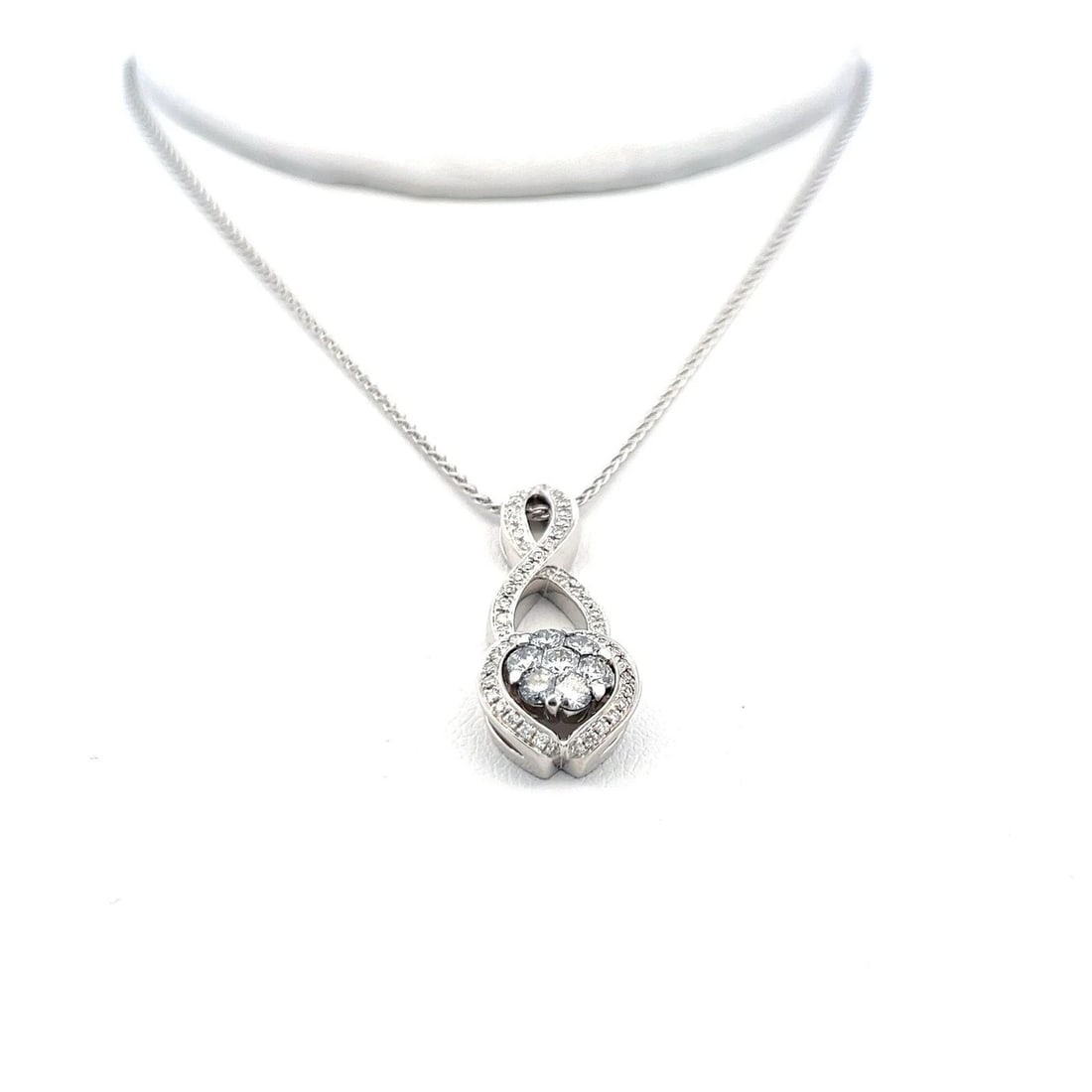 0.90 CARAT ROUND BRILLIANT H VS2 DIAMOND 18 KARAT WHITE GOLD PENDANT NECKLACE (1 of 2)
