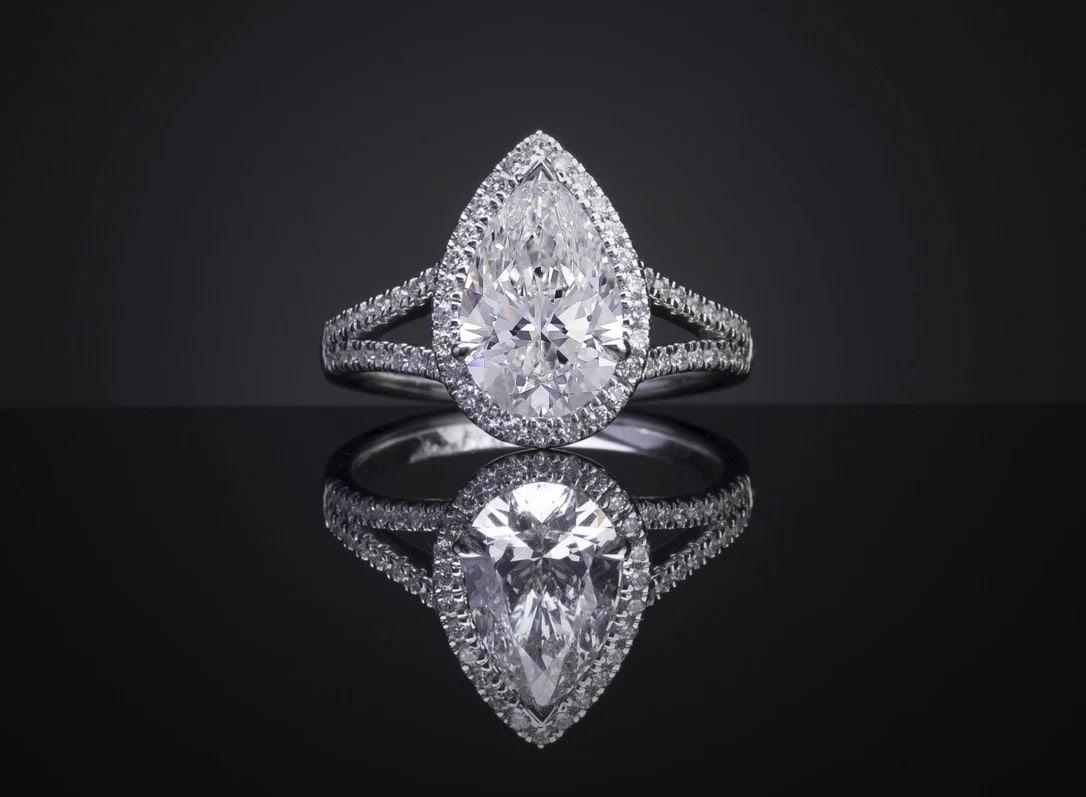 LAB-GROWN 1.99 CARAT PEAR D-VVS2 DIAMOND 14K WHITE GOLD SPLIT SHANK RING: LAB-GROWN 1.99 CARAT PEAR D-VVS2 DIAMOND 14K WHITE GOLD SPLIT SHANK RING PRODUCT DESCRIPTION Title: High-quality Brand-New Echo Friendly Elegant Lab-Grown 1.99 Carat Pear D-VVS2 Diamond 14K White Gold